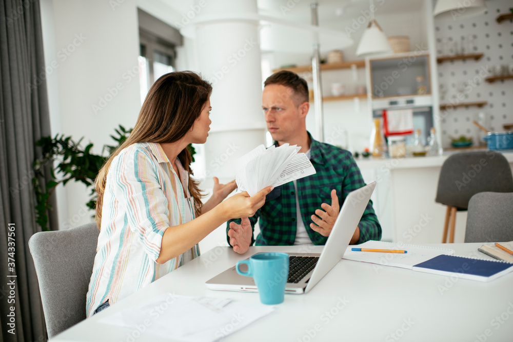 Obraz premium Husband and wife preparing bills to pay. Young couple having financial problems..