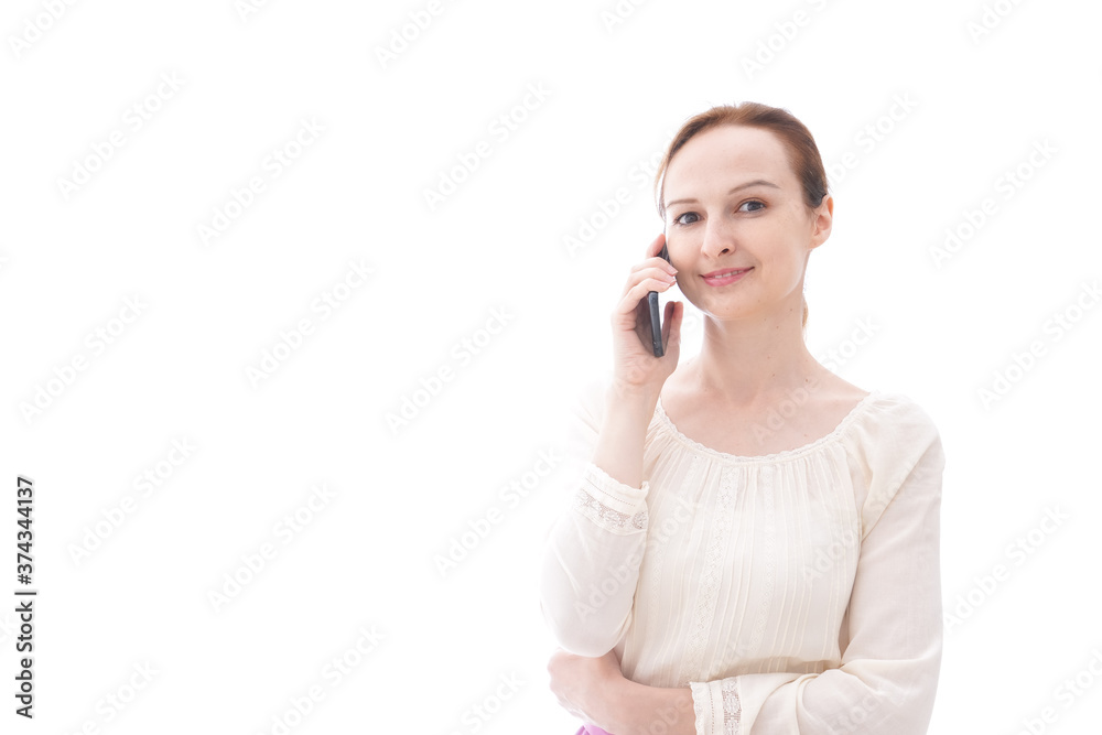 スマホで通話をする笑顔の若い女性 スマホで通話をする笑顔の若い女性