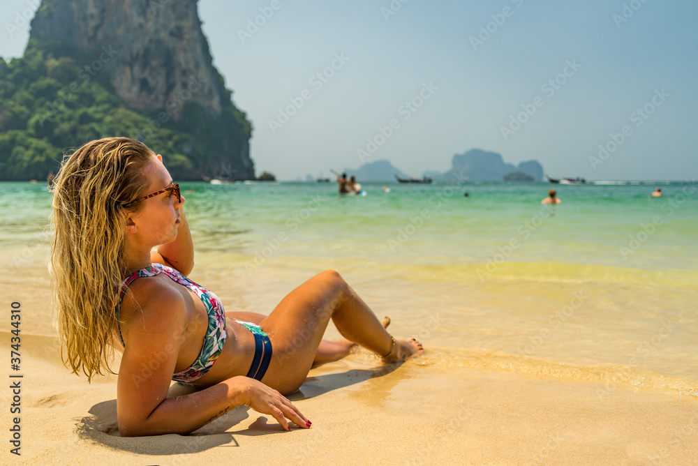 Obraz premium Woman at the beach in Thailand