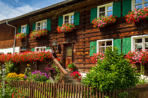 Allgäu - Bauernhaus - Chalet - Blumen - Bauernhof - Gunzesried photo