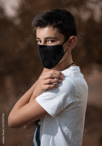 Chico con mascarilla en tiempos de pandemia