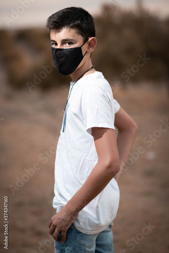 Chico con mascarilla en tiempos de pandemia