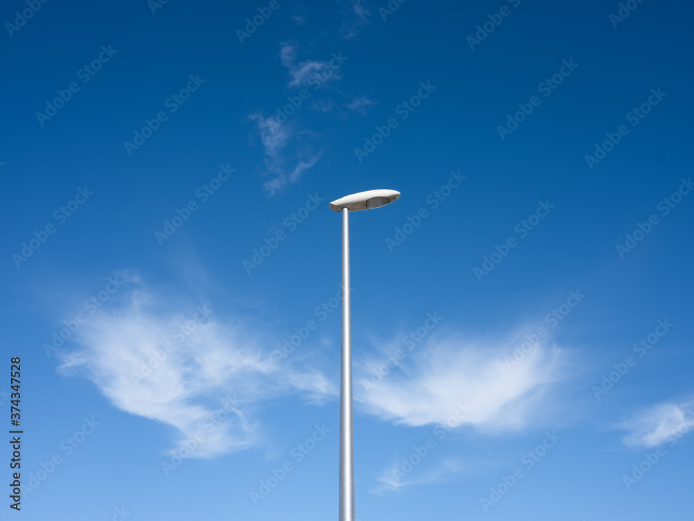 Un lampadaire dans une rue sur ciel bleu d'été Un lampadaire dans une rue sur ciel bleu d'été