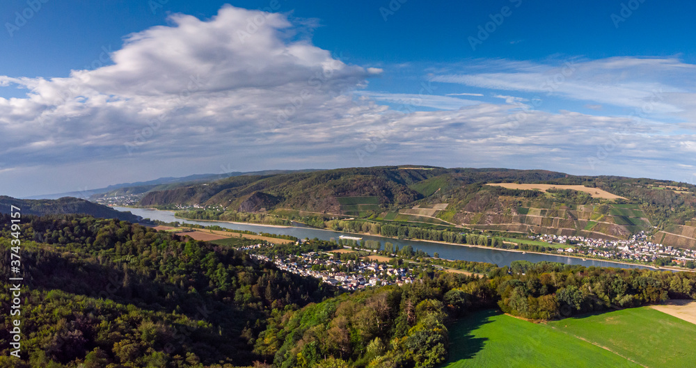 Obraz premium A hike along the Rhine with a view in late summer