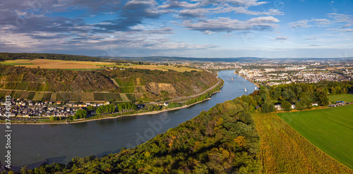 A hike along the Rhine with a view in late summer © Julia Hermann