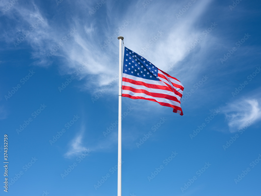 Un drapeau américain en haut d'un mat