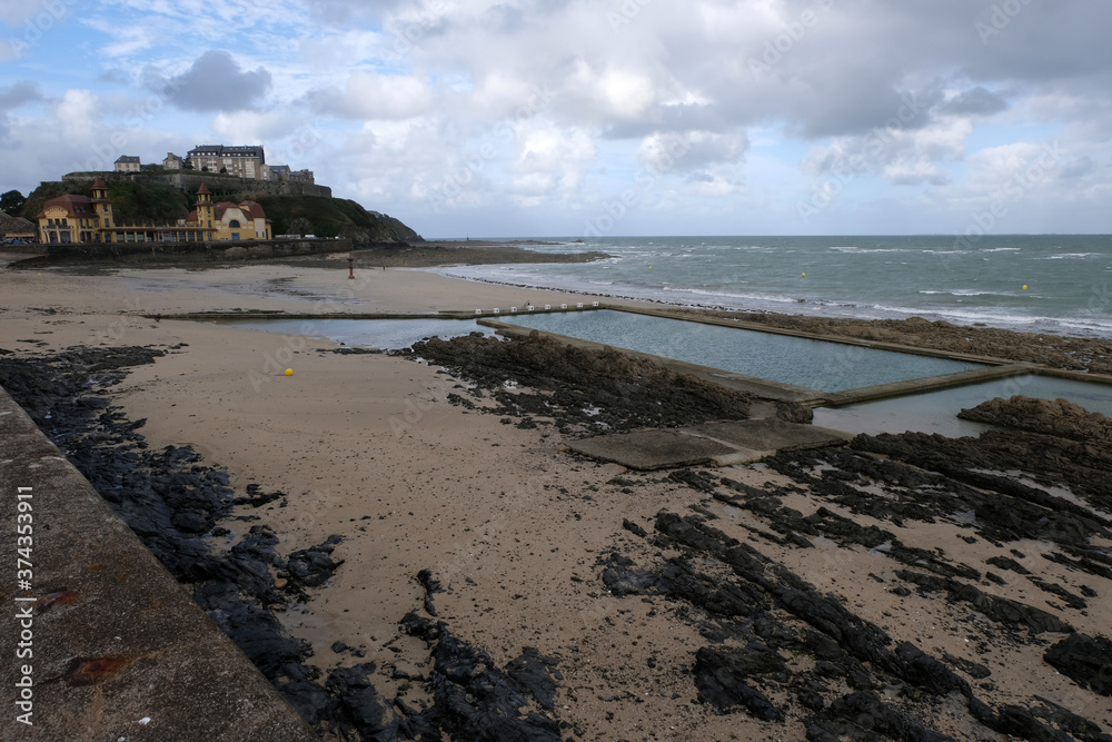 Plage du Plat Gousset et sa piscine d'eau de mer à Granville en Normandie