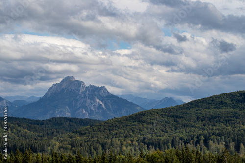 Fototapeta Naklejka Na Ścianę i Meble -  Blick auf die Allgäuer Berge von der Straße zwischen Seeg und Roßhaupten