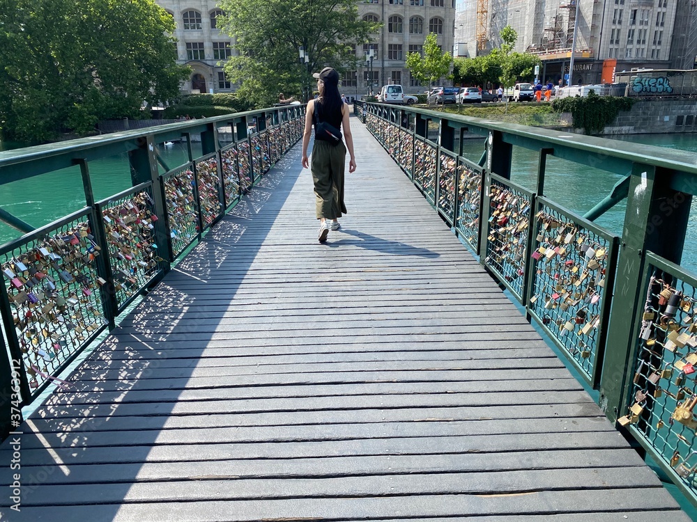 Brück in Zürich in der Schweiz am Fluss Limit mit einer Frau im Sommer Kleid 