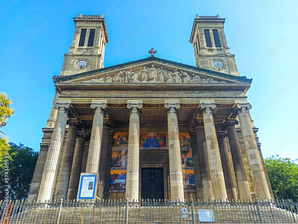 Obraz premium église de Saint-Vincent de Paul à Paris (France)
