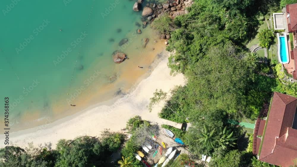 Imagem aérea de linda praia em Ubatuba, litoral Norte de São Paulo. Orla da praia, mar. natureza vista por cima.  Paraíso tropical. 
