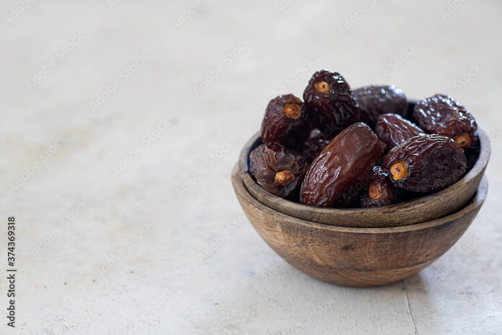 Obraz premium Juicy organic Medjool dates on background