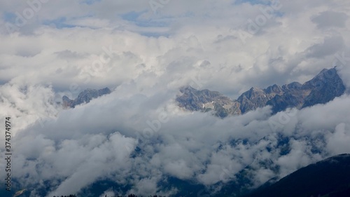 Wandern im Hochgebirge über den Wolken, Alpenwanderung in Österreich © Omm-on-tour