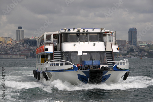 transbordador navegando por el Bósforo en Estambul, Turquía