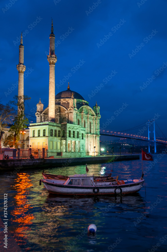 Vista nocturna de la mezquita de Ortakoy en Estambul, Turquía