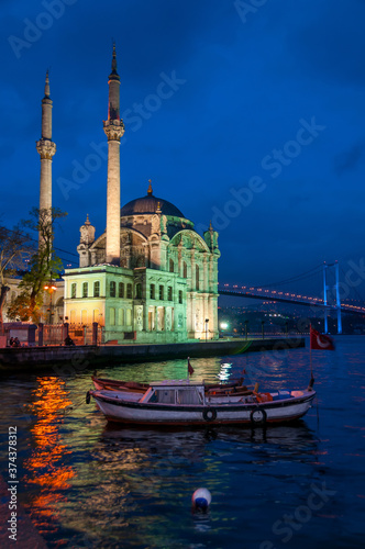 Vista nocturna de la mezquita de Ortakoy en Estambul, Turquía