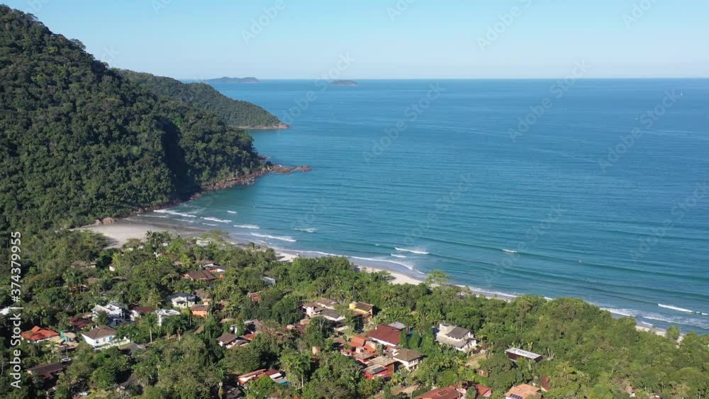 Imagem aérea de linda praia em Ubatuba, litoral Norte de São Paulo. Orla da praia, mar. natureza vista por cima.  Paraíso tropical. 