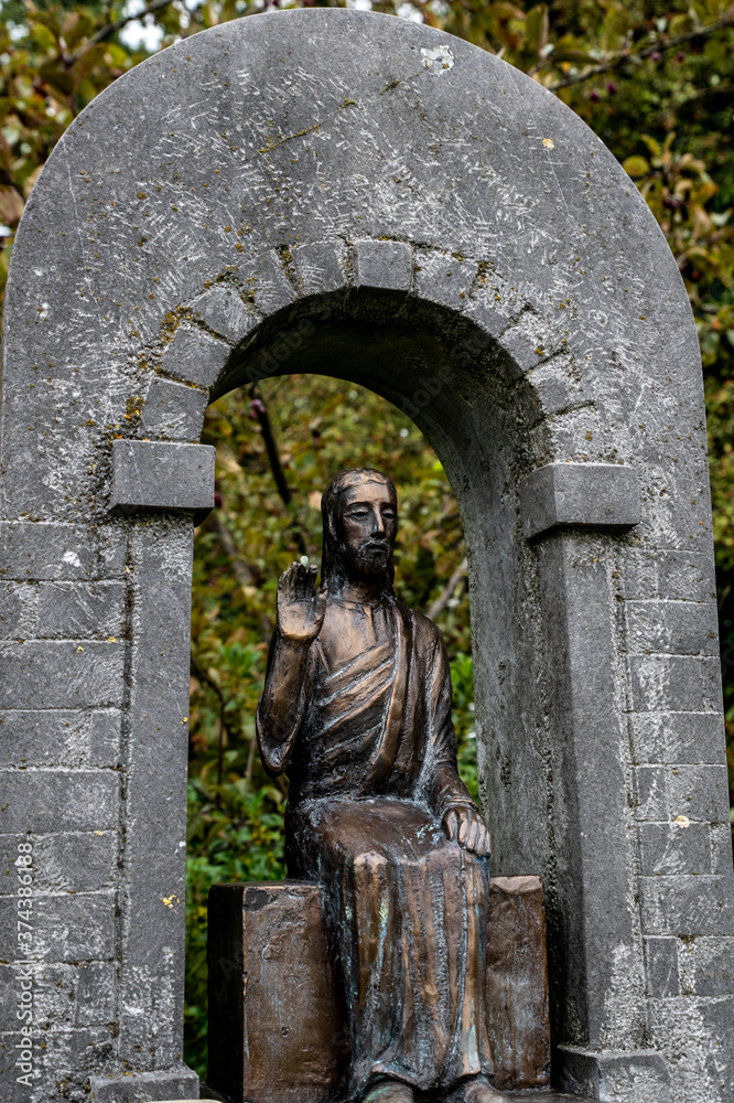 Jesus sitzt unter einem Rundbogen Jesus sitzt unter einem Rundbogen