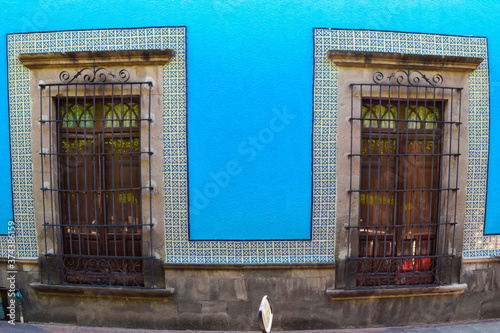 Ventana en pared colorida