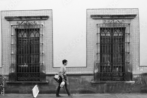 Ventana en pared colorida