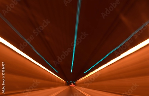 túnel tomado en larga exposición 