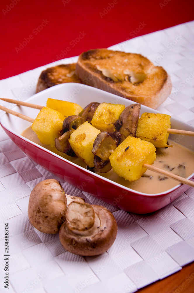 Brochetta de polenta frita y champiniones