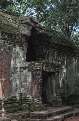 Antigua puerta de un templo de Angkor en ruinas