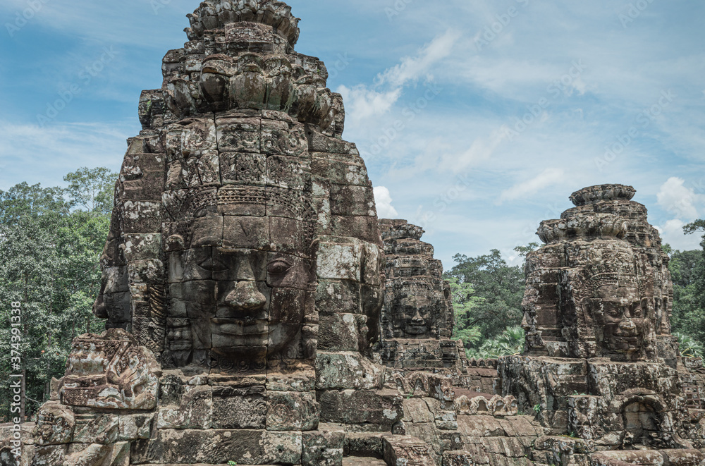 Torres de un templo budista con rostros de piedra