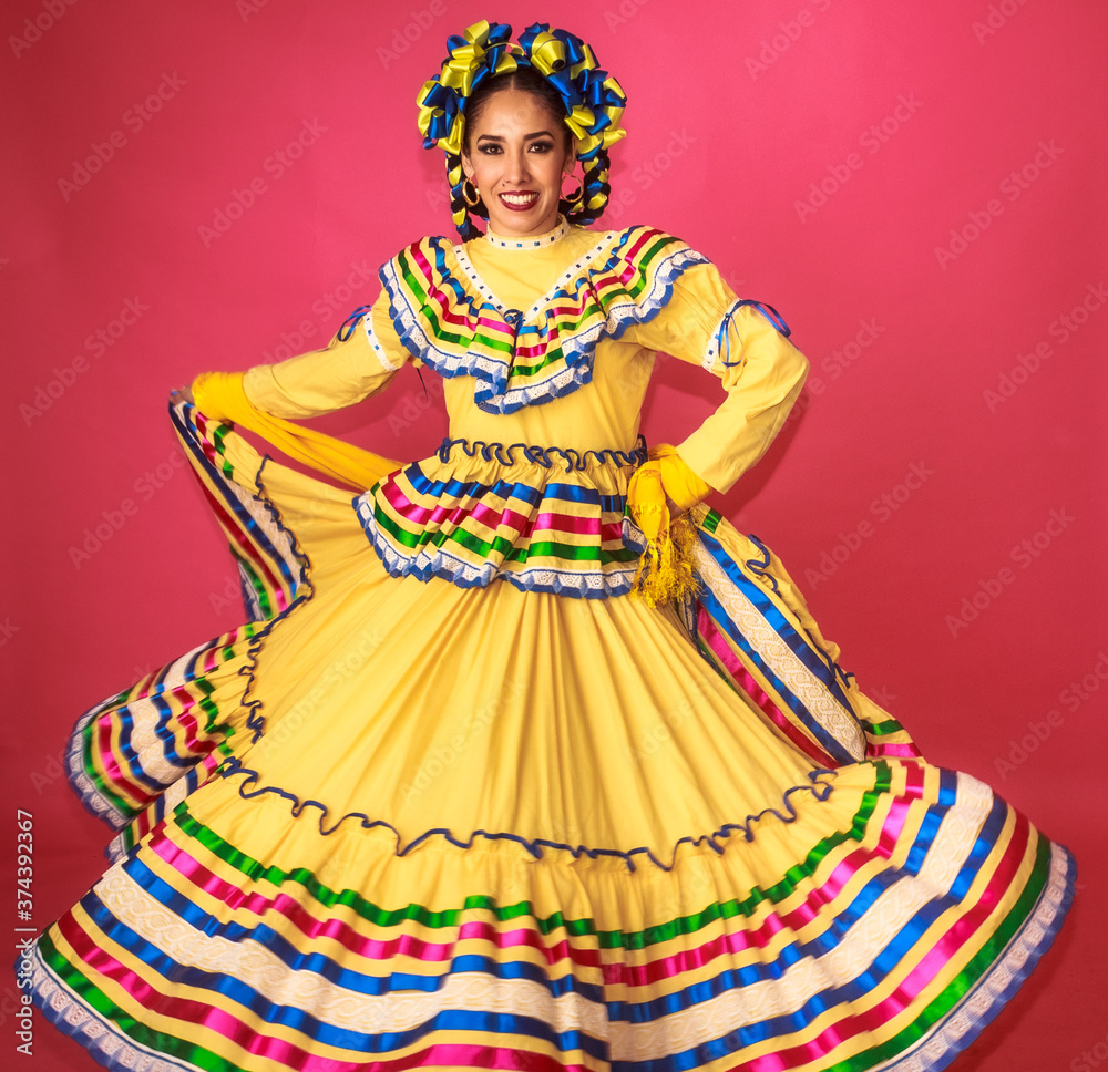 Mexicana en vestido amarillo típico de Jalisco Adelita Revolución Stock  Photo