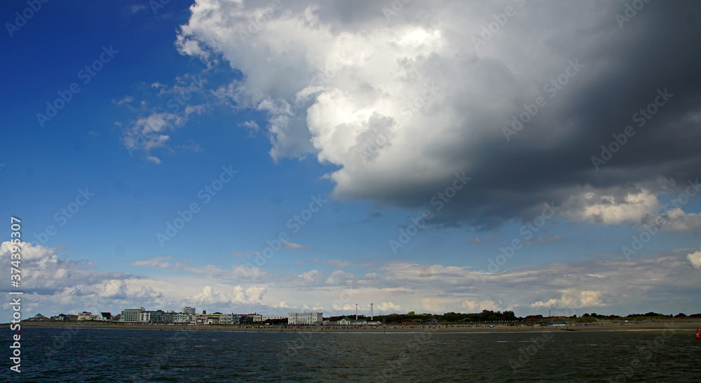 Obraz premium Wolkenberge über Norderney