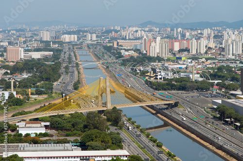 Vista aérea da maginal Tietê com ponte Governador Orestes Quércia sobre o Rio Tietê