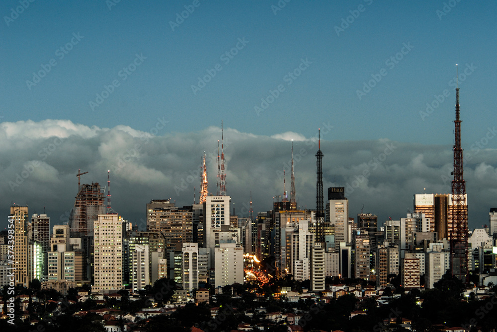 Fototapeta premium Vista da Avenida Paulista ao anoitecer