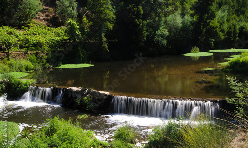 Bacia de   gua natural de um rio com queda de   gua e   rvores nas margens  barragem  rio Sousa  Portugal