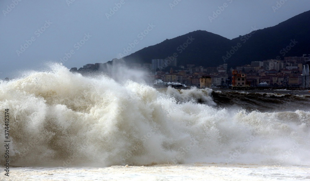Tempête sur le rivage des côtes catalanes