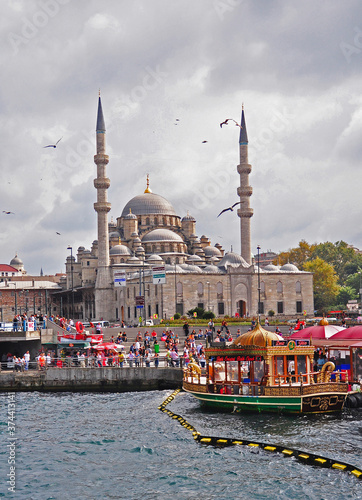 Canvas Print The Istanbul waterfront on the Golden Horn near the New Mosque is a busy place in the evenings
