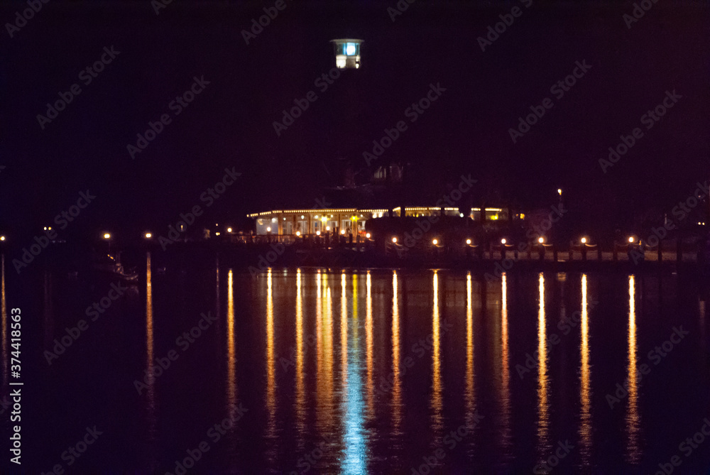 Obraz premium lighthouse at night