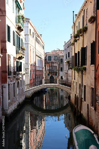 Venedig: Schmale Kanäle in der Altstadt, Rios © finecki
