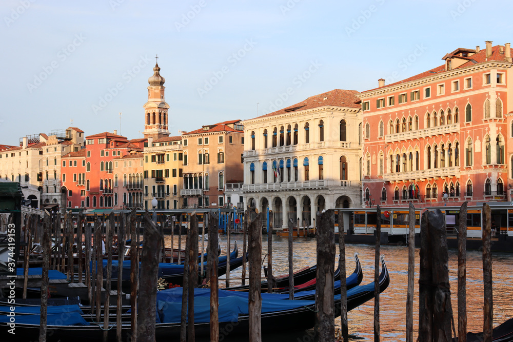 Venedig: Der Canale Grande in der Nähe der Rialto-Brücke
