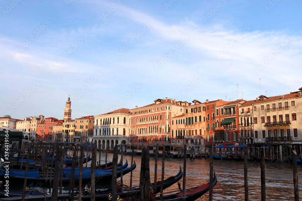 Venedig: Der Canale Grande in der Nähe der Rialto-Brücke