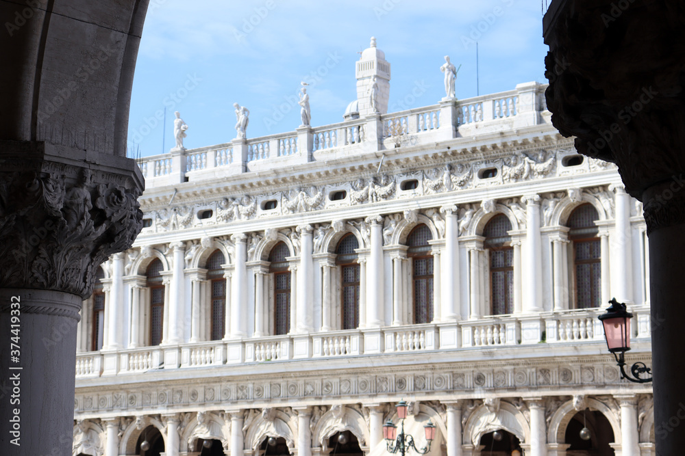 Venedig: Markusplatz, Blick durch einen Torbogen an der Piazzetta San Marco auf die Biblioteca Marciana