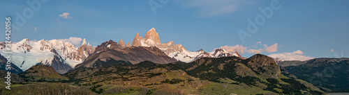 panoramica de montañas y valle en amanecer. vista al Fitz Roys desde el Chalten, Santa Cruz - Argentina 