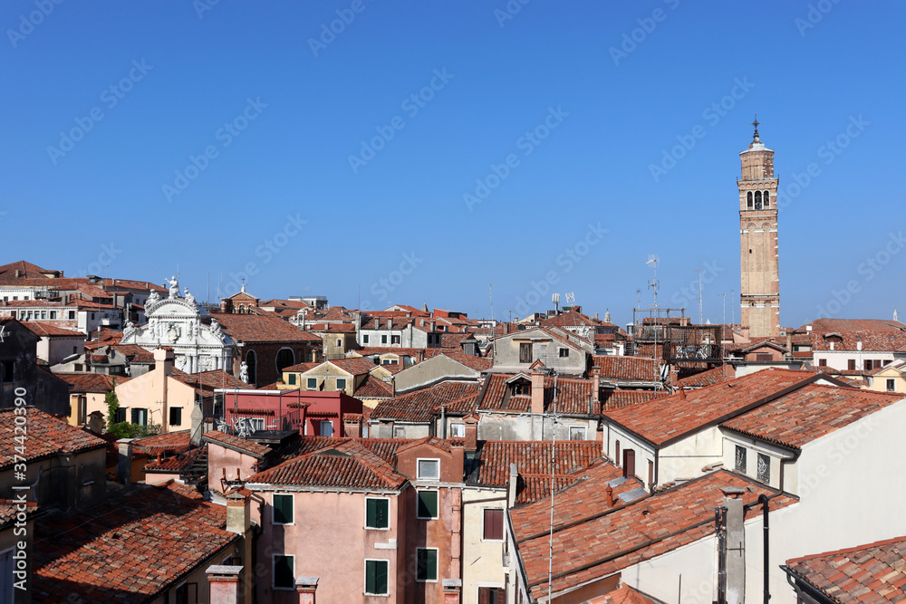 Venedig: Der Campanile di Santo Stefano über den Dächern der Altstadt