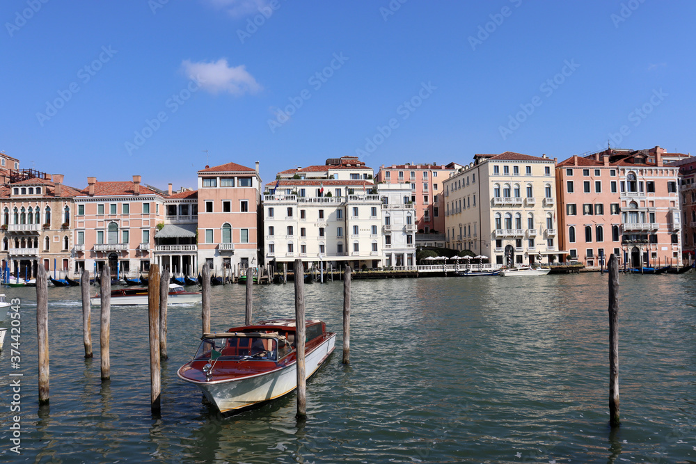 Venedig: Ufer des Canale Grande mit Palazzi und der Kuppel von Santa Maria della Salute im Hintergrund