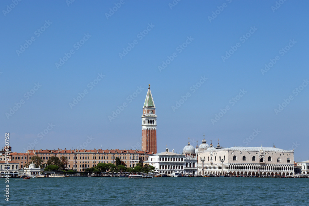 Venedig: Ansicht vom Wasser mit Campanile, Dogenpalast und der Piazzetta San Marco