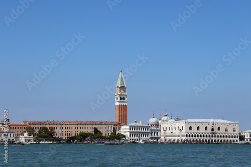 Venedig: Ansicht vom Wasser mit Campanile, Dogenpalast und der Piazzetta San Marco © finecki