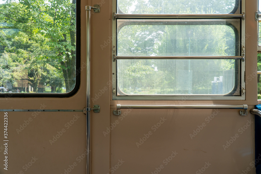 古い電車の車内の座席