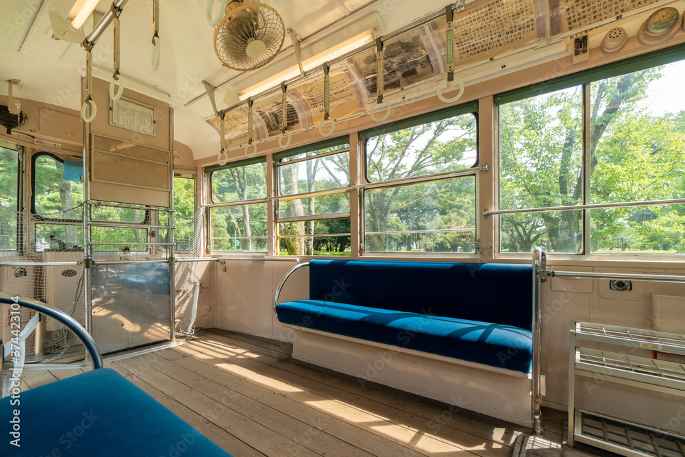 Fototapeta premium 古い電車の車内の座席