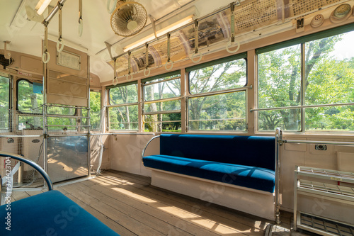 古い電車の車内の座席 © PHOTARU