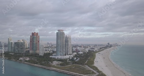 Amplio drone aéreo volando sobre el agua hacia el centro de Miami 4k photo