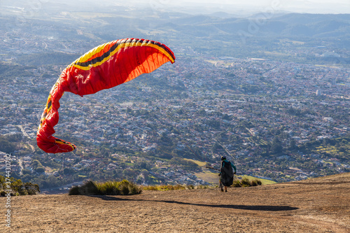 Pessoas praticando voo de parapente. Esporte radical. Descendo pelas Montanhas de paraquedas. Sensação de liberdade.  photo